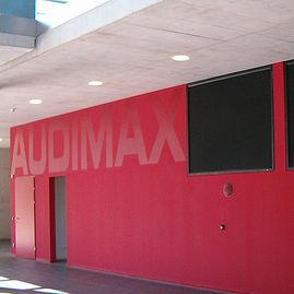 Audimax Fassadenbeschriftung